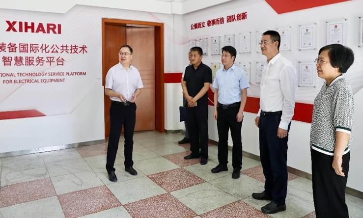 张小宁局长在门厅